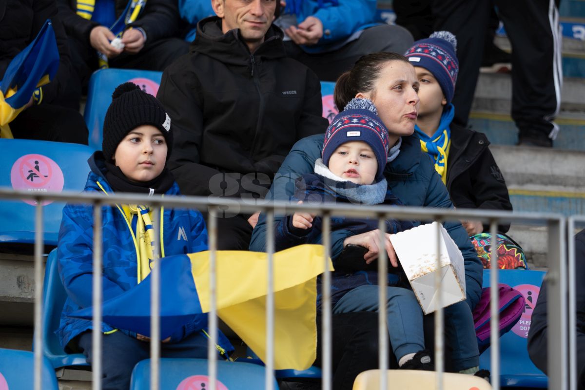 Petrolul - Poli Iași 2-1. Suporteri Petrolul si autografe dupa meci