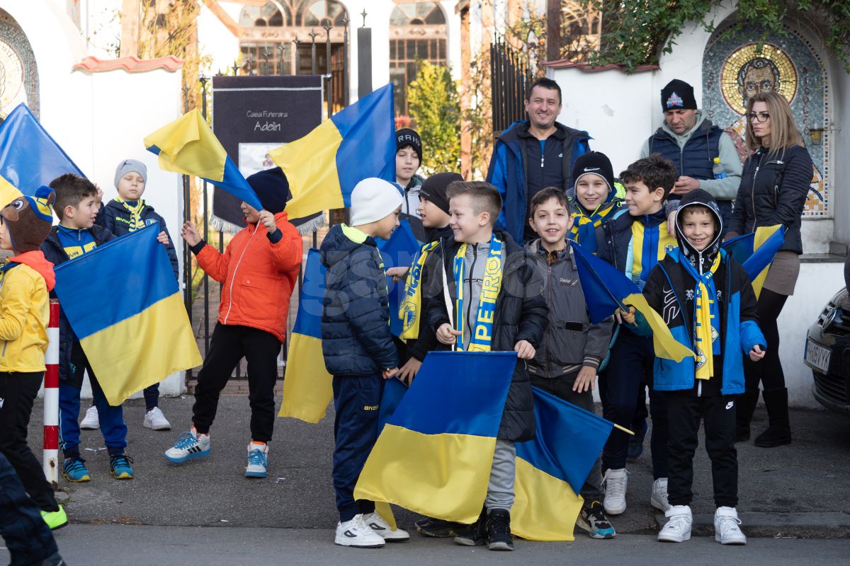 Petrolul - Poli Iași 2-1. Suporteri Petrolul si autografe dupa meci