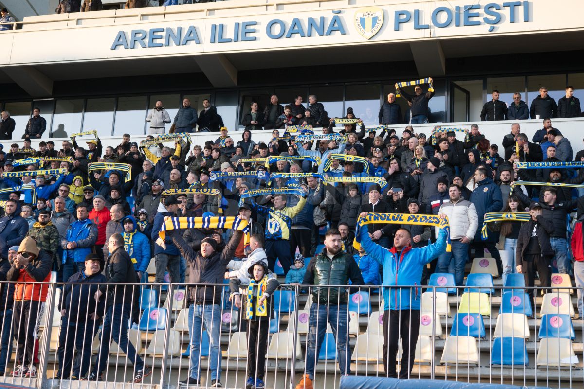 Petrolul - Poli Iași 2-1. Suporteri Petrolul si autografe dupa meci