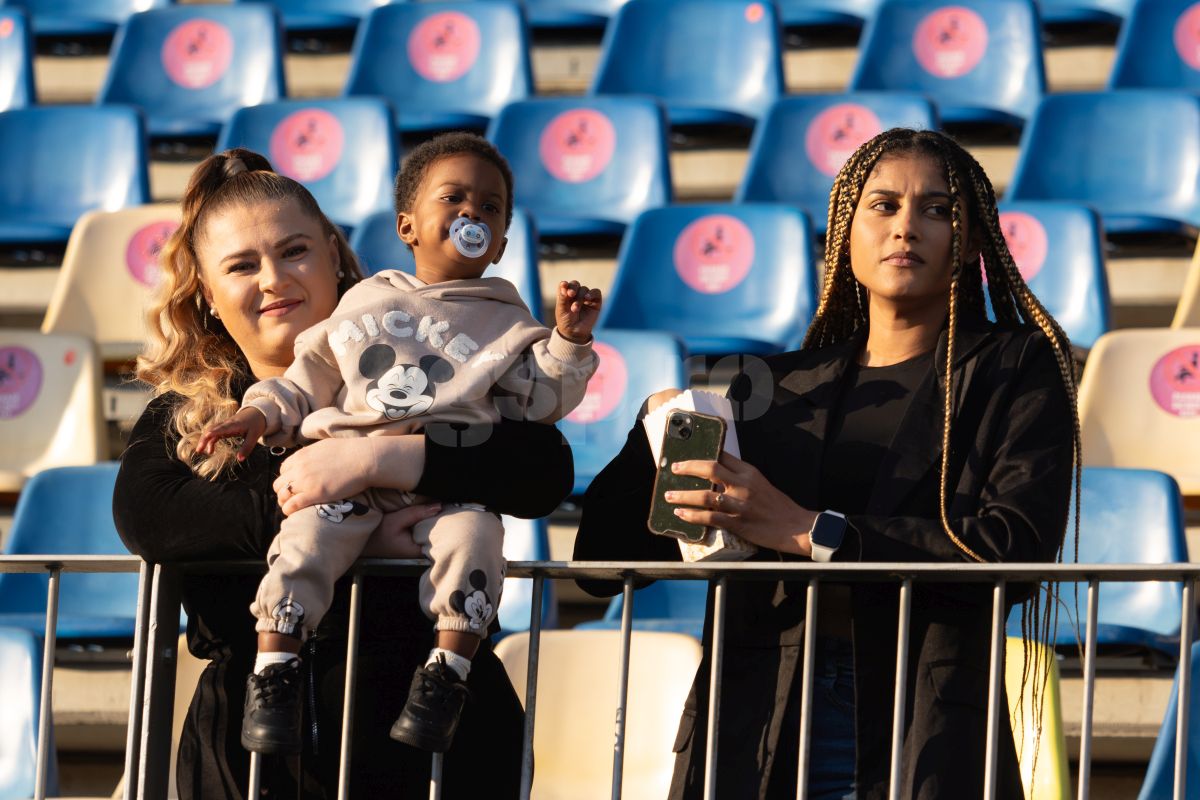 Petrolul - Poli Iași 2-1. Jucătorii au petrecut cu copiii