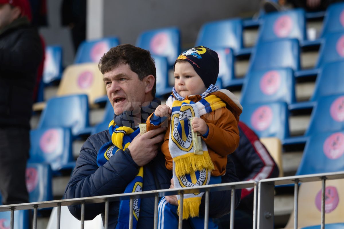 Petrolul - Poli Iași 2-1. Suporteri Petrolul si autografe dupa meci