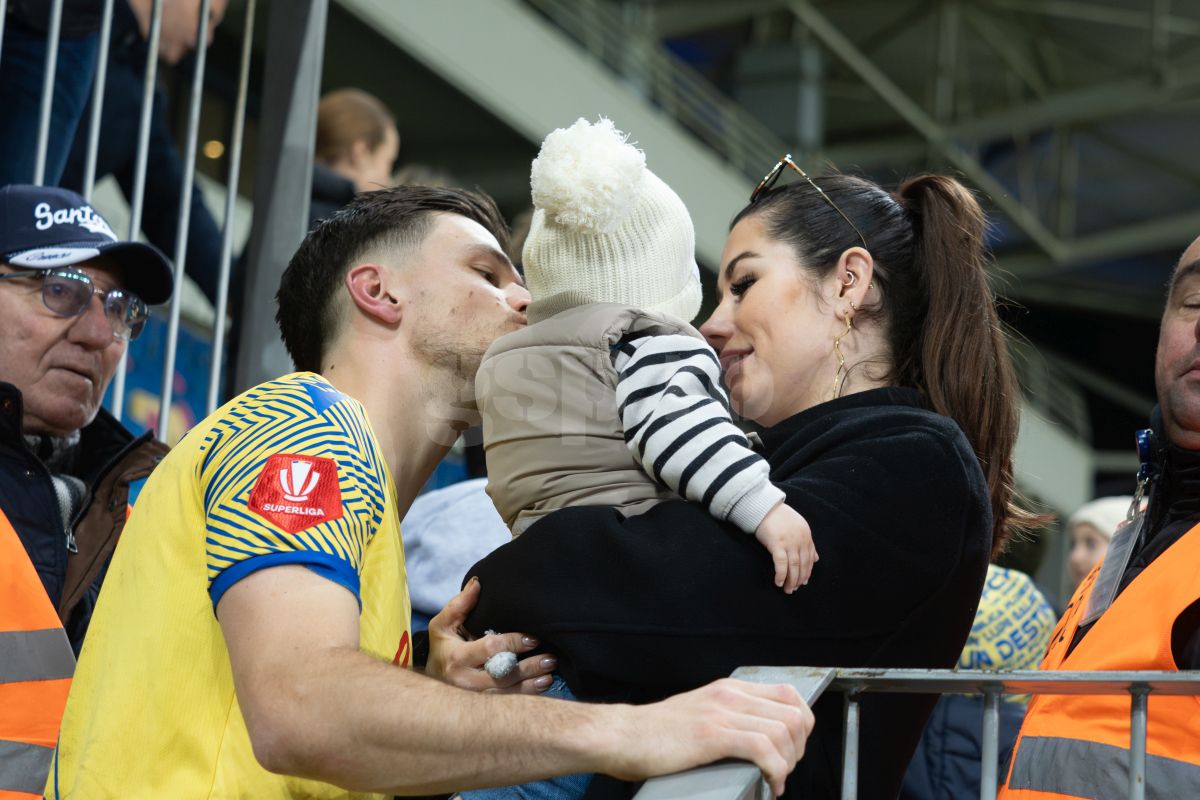 Petrolul - Poli Iași 2-1. Jucătorii au petrecut cu copiii