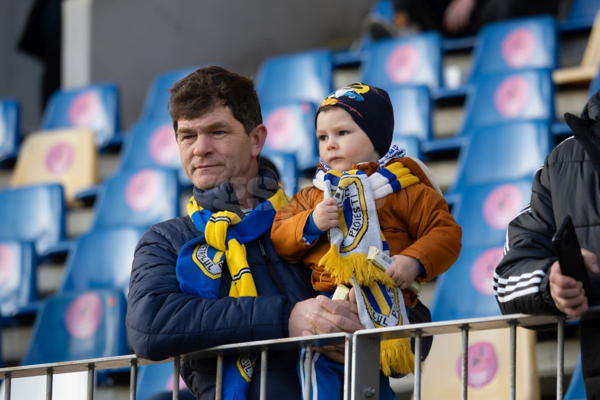 Petrolul - Poli Iași 2-1. Suporteri Petrolul si autografe dupa meci