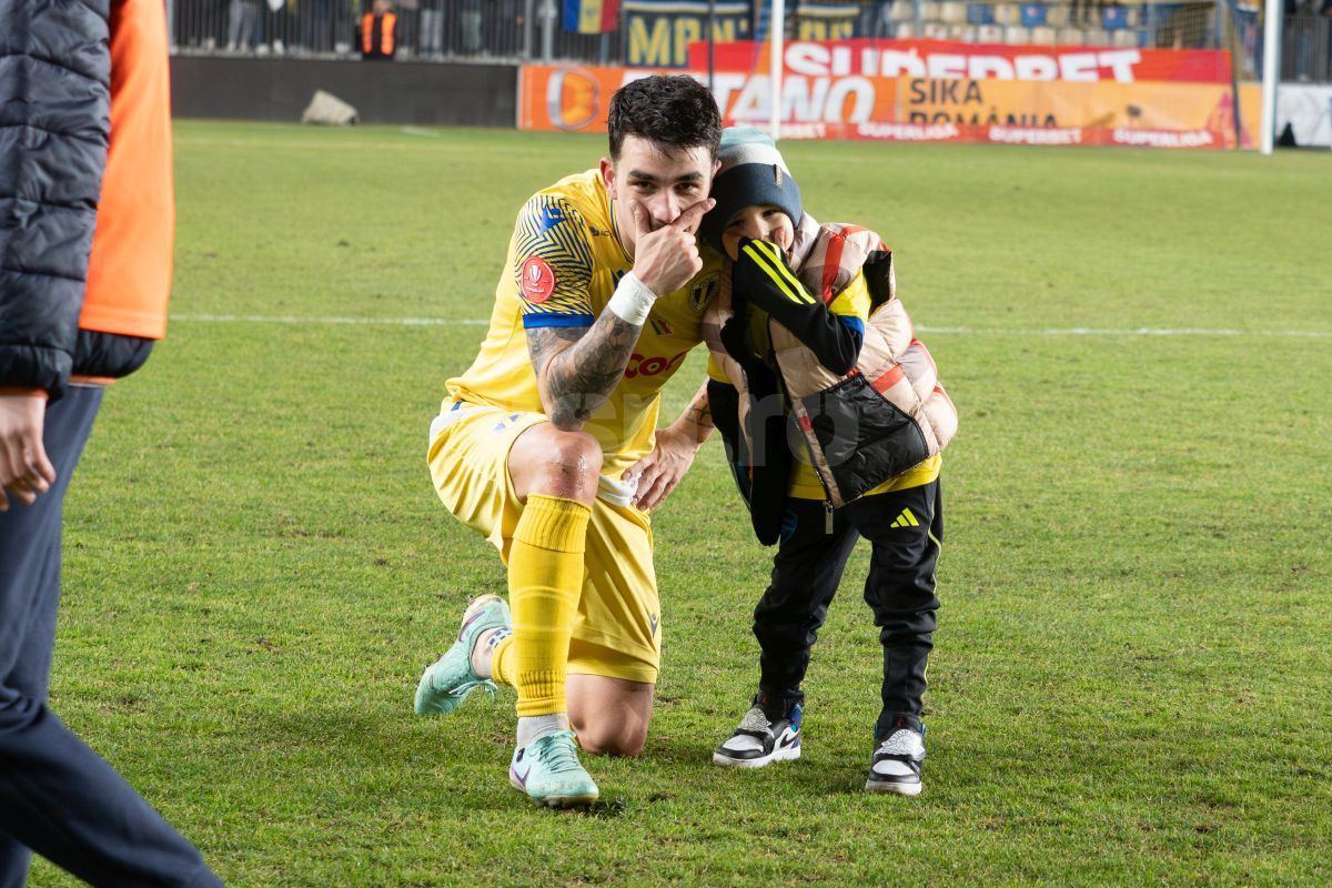 Petrolul - Poli Iași 2-1. Jucătorii au petrecut cu copiii