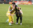 Petrolul - Poli Iași 2-1. Jucătorii au petrecut cu copiii FOTO Ionuț Iordache