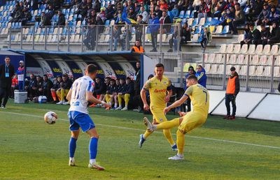 Scandal la finalul partidei Petrolul – Poli Iași! Căpitanul Valentin Țicu, înjurat de ultrașii „lupilor galbeni”