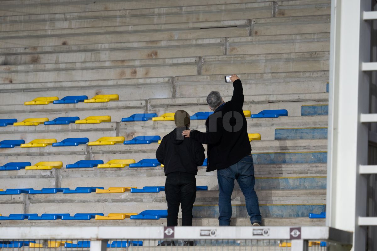 Impresionant! Un puști de 14 ani și tatăl său au venit special cu trenul de la Iași pentru meciul cu Petrolul: „Cum e să fii suporter...”