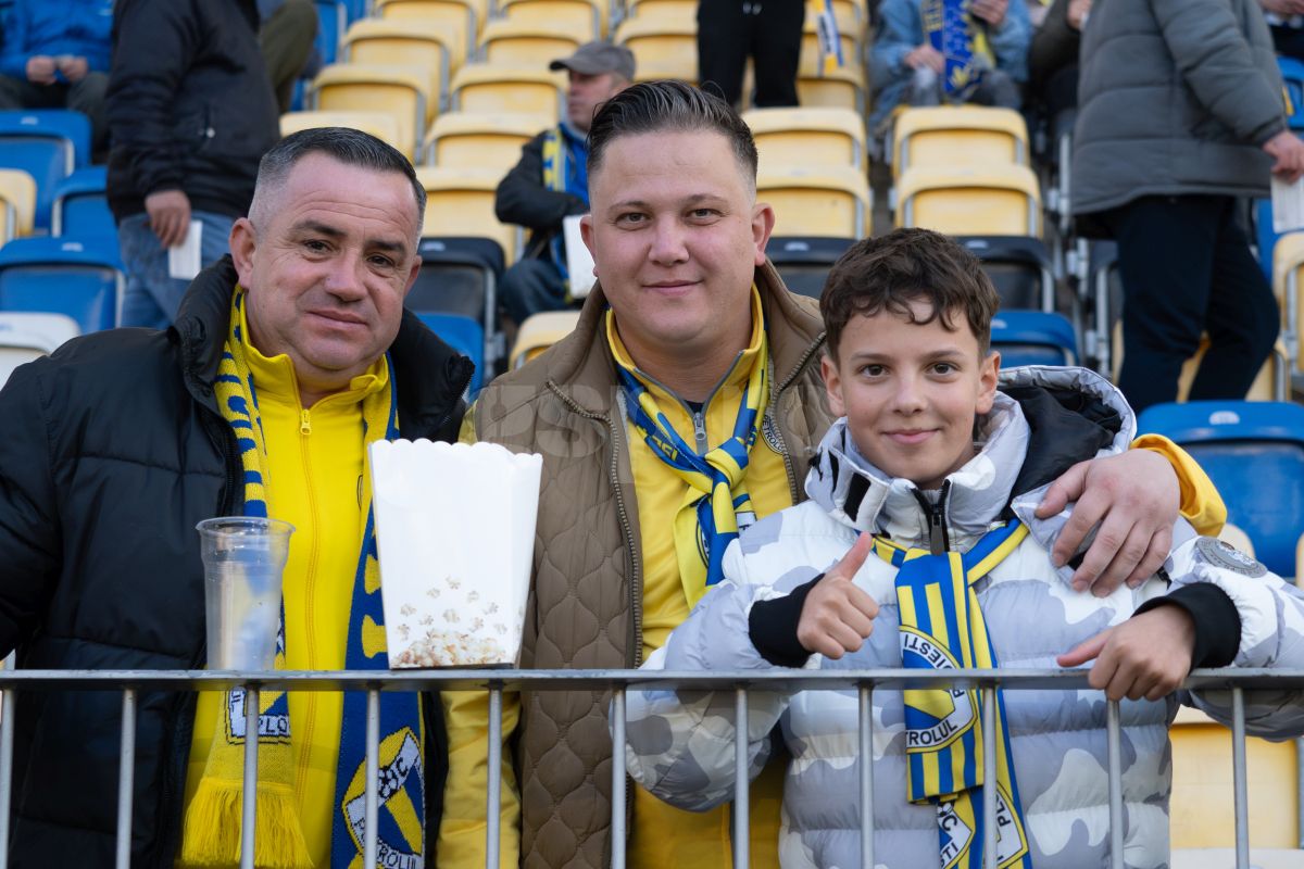 Petrolul - Poli Iași 2-1. Suporteri Petrolul si autografe dupa meci