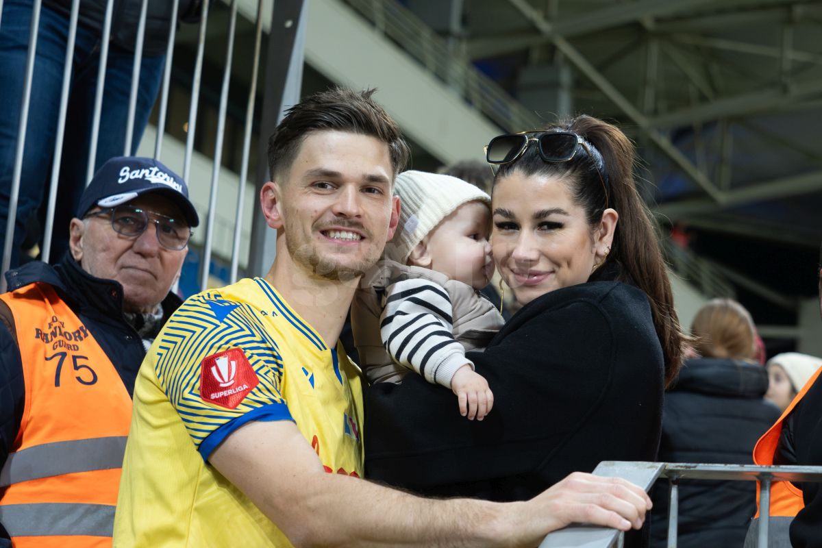 Petrolul - Poli Iași 2-1. Jucătorii au petrecut cu copiii