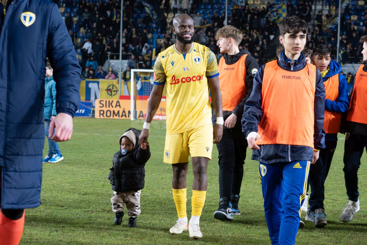 Petrolul - Poli Iași 2-1. Jucătorii au petrecut cu copiii