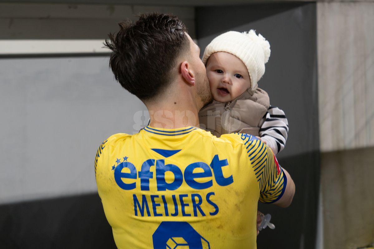 Petrolul - Poli Iași 2-1. Jucătorii au petrecut cu copiii