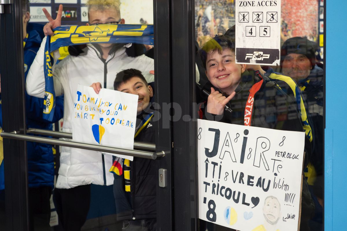 Petrolul - Poli Iași 2-1. Suporteri Petrolul si autografe dupa meci
