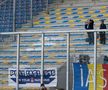 Petrolul - Poli Iași 2-1. Doi suporteri ieșeni au venit la Ploiești FOTO Ionuț Iordache