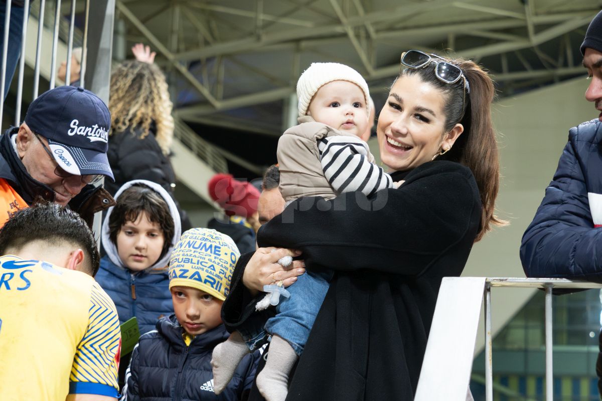 Petrolul - Poli Iași 2-1. Jucătorii au petrecut cu copiii