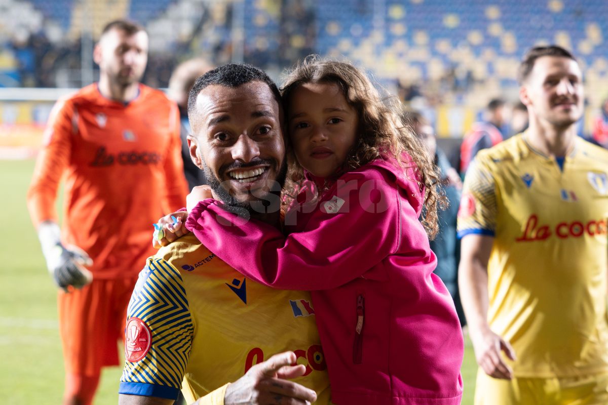 Petrolul - Poli Iași 2-1. Jucătorii au petrecut cu copiii