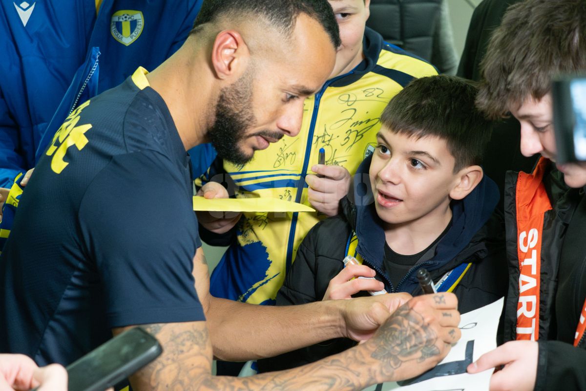 Petrolul - Poli Iași 2-1. Suporteri Petrolul si autografe dupa meci