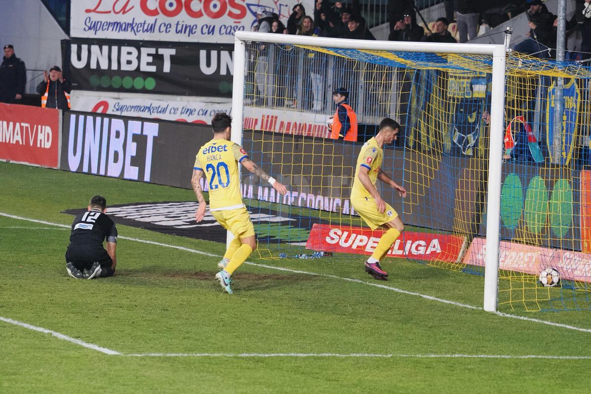 Altfel de știri de la Petrolul - Poli Iași 2-1 » Grădinița de acasă, arbitrii, „refacere” cu tobă și slănină + Andreea Hanca s-a accidentat