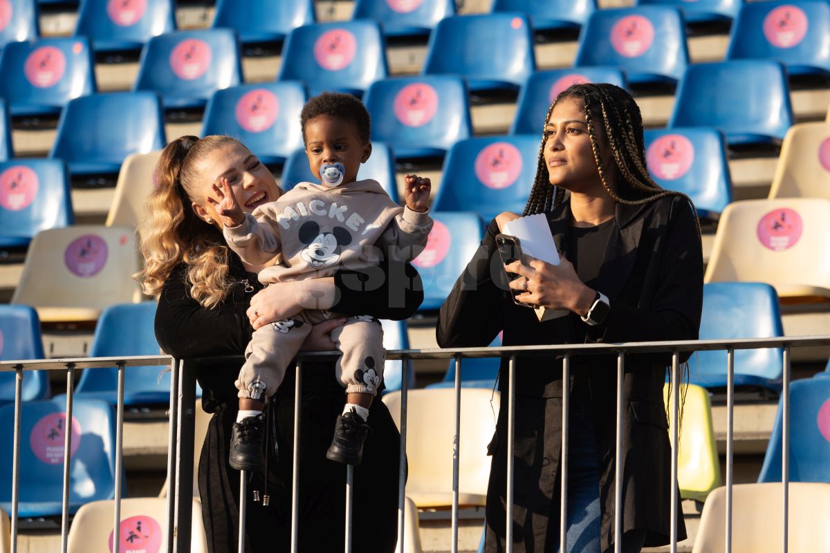Petrolul - Poli Iași 2-1. Jucătorii au petrecut cu copiii