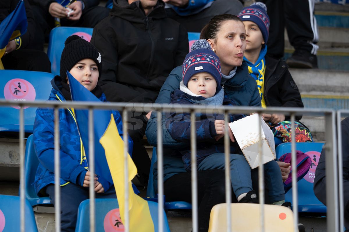 Petrolul - Poli Iași 2-1. Suporteri Petrolul si autografe dupa meci