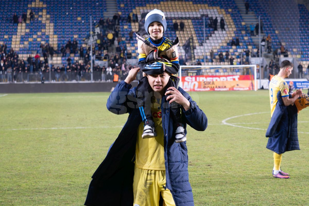 Petrolul - Poli Iași 2-1. Jucătorii au petrecut cu copiii
