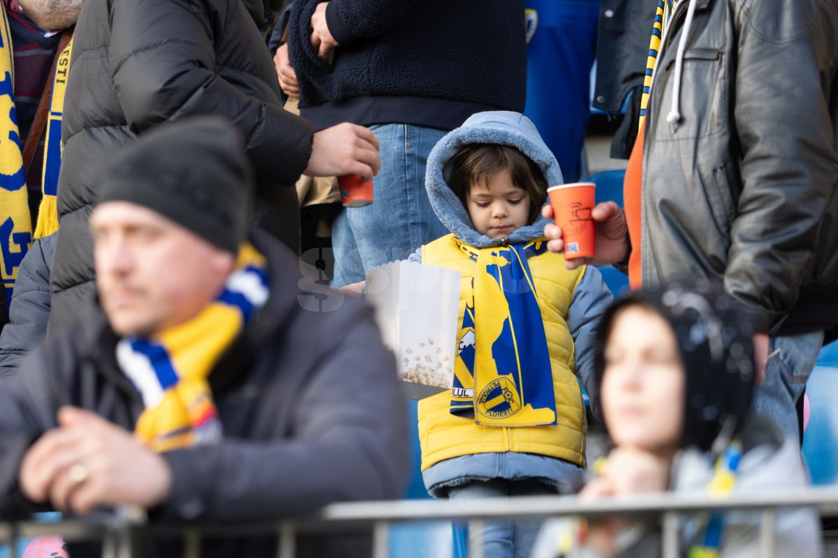 Petrolul - Poli Iași 2-1. Suporteri Petrolul si autografe dupa meci