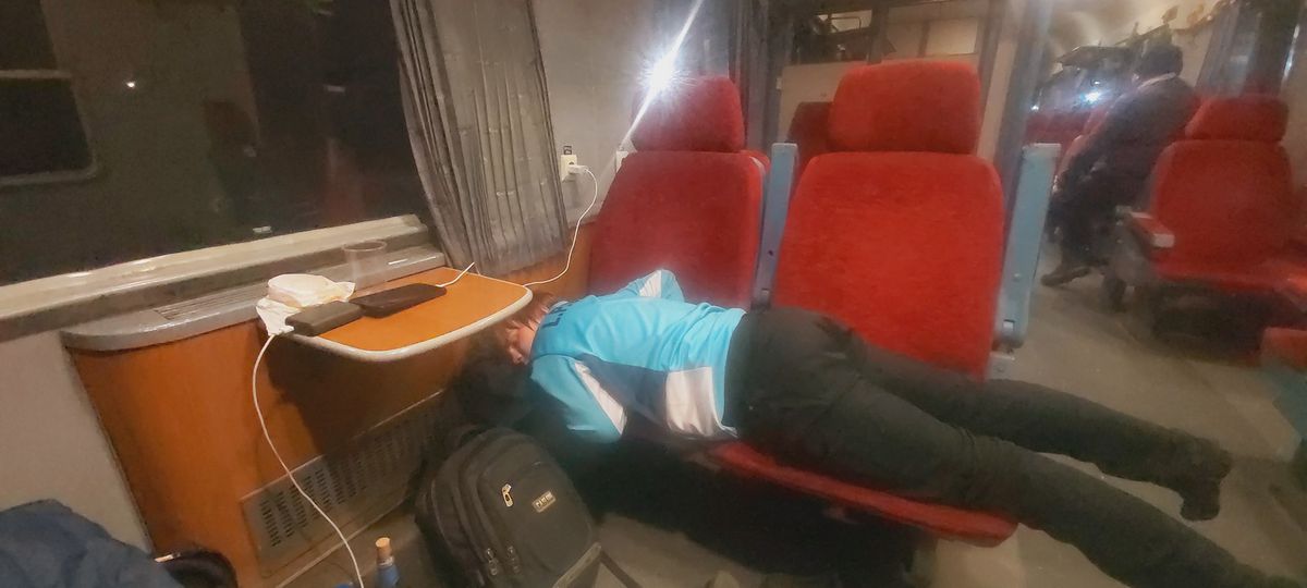 Impresionant! Un puști de 14 ani și tatăl său au venit special cu trenul de la Iași pentru meciul cu Petrolul: „Cum e să fii suporter...”