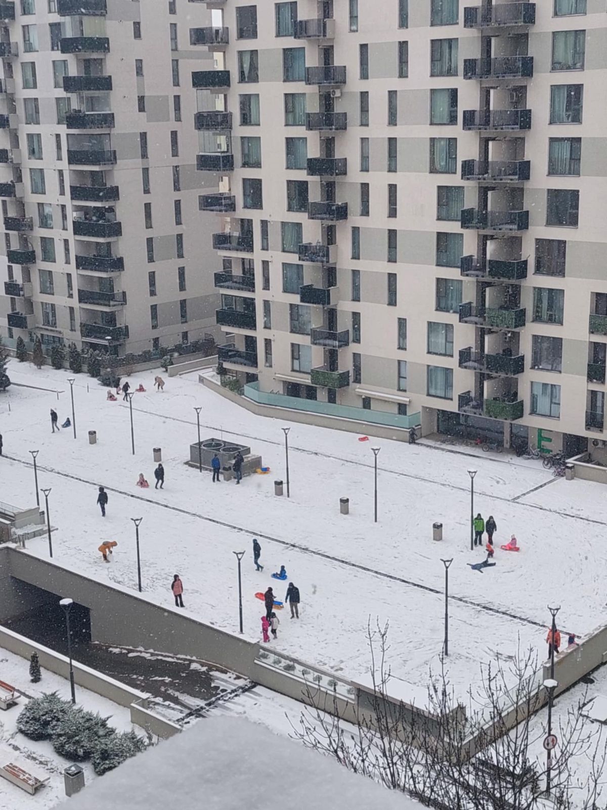 Zăpada a pus stăpânire pe București: va continua până miercuri