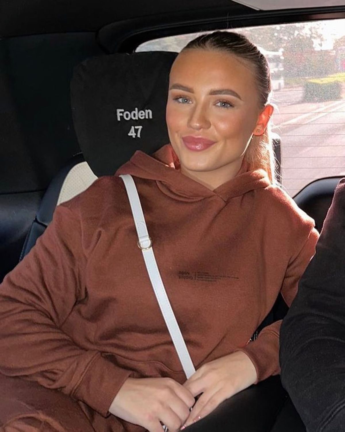 Are 3 copii cu supervedeta din Premier League, iar acum a fost cerută în căsătorie. Inelul cu diamant uriaș a dat-o de gol