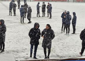 Imagini senzaționale, înainte de Gloria Buzău - FCSB » Fotbaliștii au pus mâna pe telefoane când au văzut cât de tare ninge!