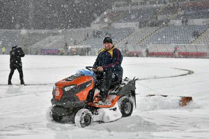 Gloria Buzău - FCSB » Echipele de start! Reporterii GSP transmit din Crâng: ninge tot mai tare