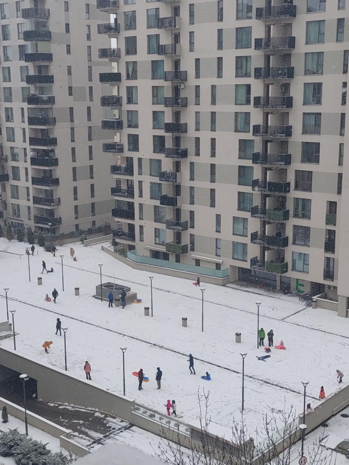 Zăpada a pus stăpânire pe București: va continua până miercuri