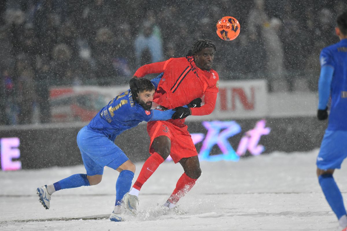 Gloria Buzău - FCSB, disputat pe ninsoare, foto: Cristi Preda / GSP // 16.02.2025
