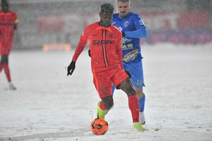 Gloria Buzău - FCSB, în condiții de viscol » Partida a început în condiții imposibile