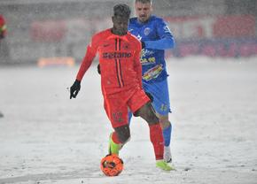 Gloria Buzău - FCSB, în condiții de viscol » Partida a început în condiții imposibile