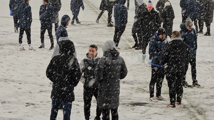 Inspecția gazonului cu zăpadă, înainte de Gloria - FCSB / FOTO: Eduard Apostol (GSP.ro)