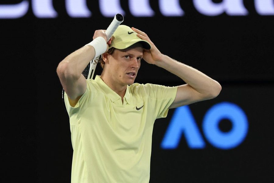 Jannik Sinner la Australian Open 2025 Foto: Imago Images Ion Țiriac a răbufnit în direct: „Sportul este plin de doping, nu se mai poate continua! Dacă îl țin cinci inși cu gura așa și îi bagă, nu cumva este violat?!”