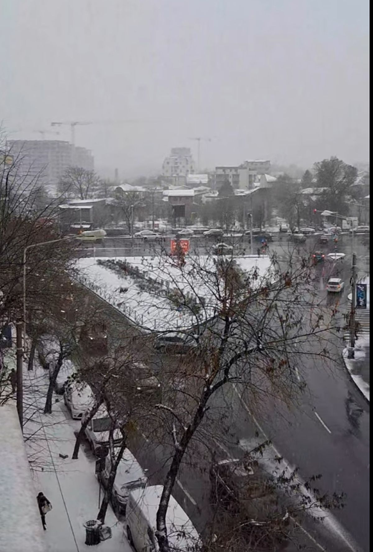 Zăpada a pus stăpânire pe București: va continua până miercuri