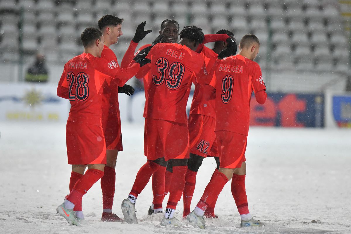 Gloria Buzău - FCSB, disputat pe ninsoare, foto: Cristi Preda / GSP // 16.02.2025