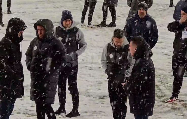 Inspecția gazonului cu zăpadă, înainte de Gloria - FCSB / FOTO: Eduard Apostol (GSP.ro)