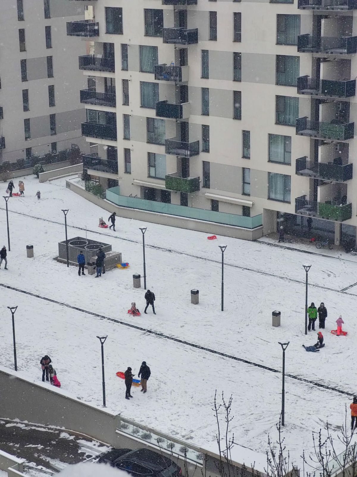 Zăpada a pus stăpânire pe București: va continua până miercuri