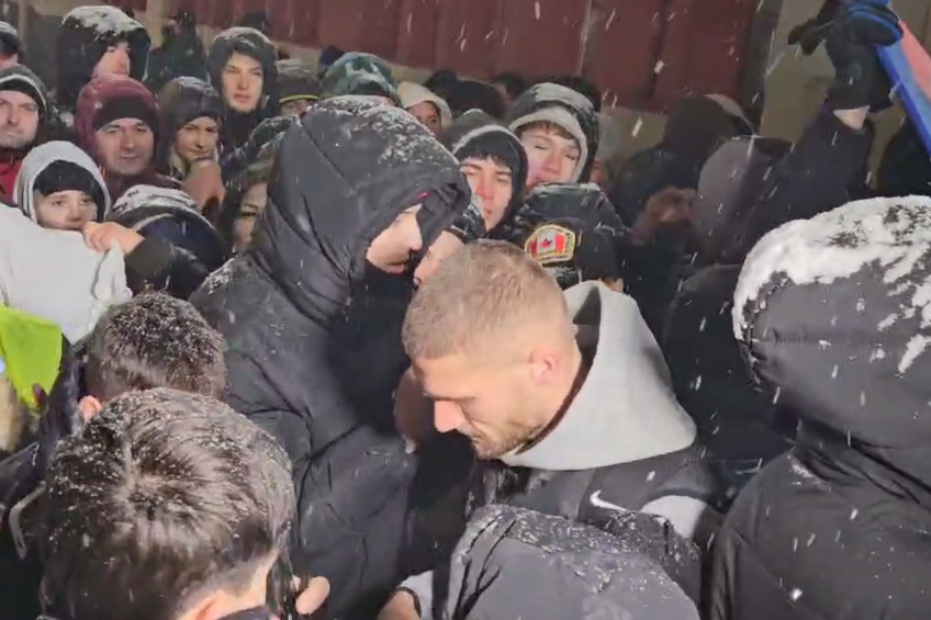 Și jandarmii s-au pozat cu Bîrligea! Imagini ULUITOARE la porțile stadionului, după Gloria Buzău - FCSB