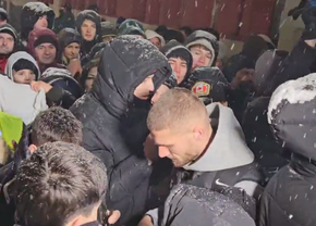 Și jandarmii s-au pozat cu Bîrligea! Imagini de senzație la porțile stadionului, după Gloria Buzău - FCSB