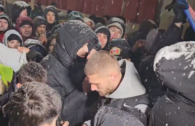 Și jandarmii s-au pozat cu Bîrligea! Imagini de senzație la porțile stadionului, după Gloria Buzău - FCSB