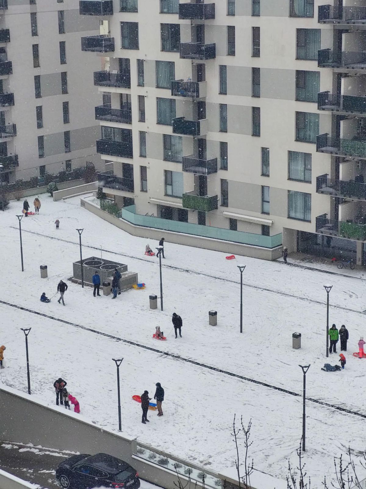 Zăpada a pus stăpânire pe București: va continua până miercuri