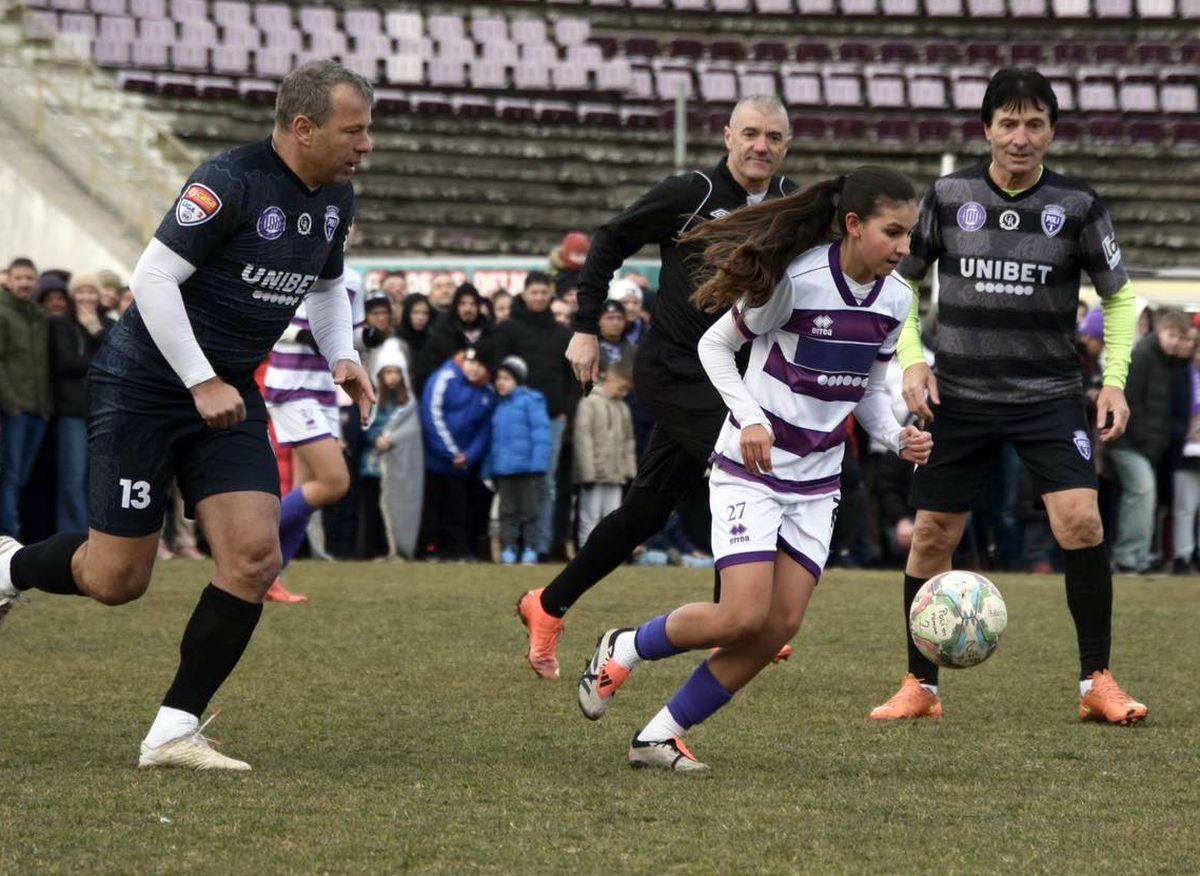 Imagini impresionante în fotbalul românesc! Stadionul istoric „s-a aprins” pentru ultima oară înaintea demolării: „Ne-ai fost casă, cetate”