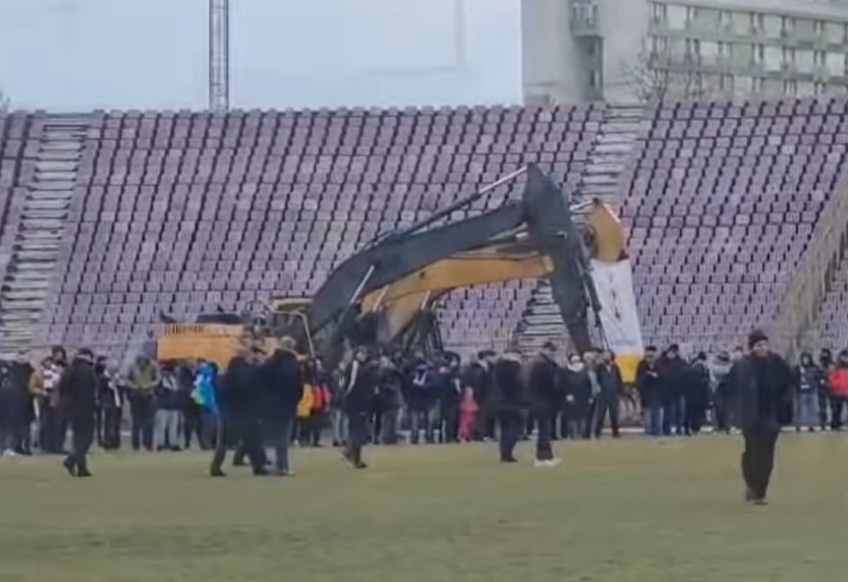 Imagini impresionante în fotbalul românesc! Stadionul istoric „s-a aprins” pentru ultima oară înaintea demolării: „Ne-ai fost casă, cetate”