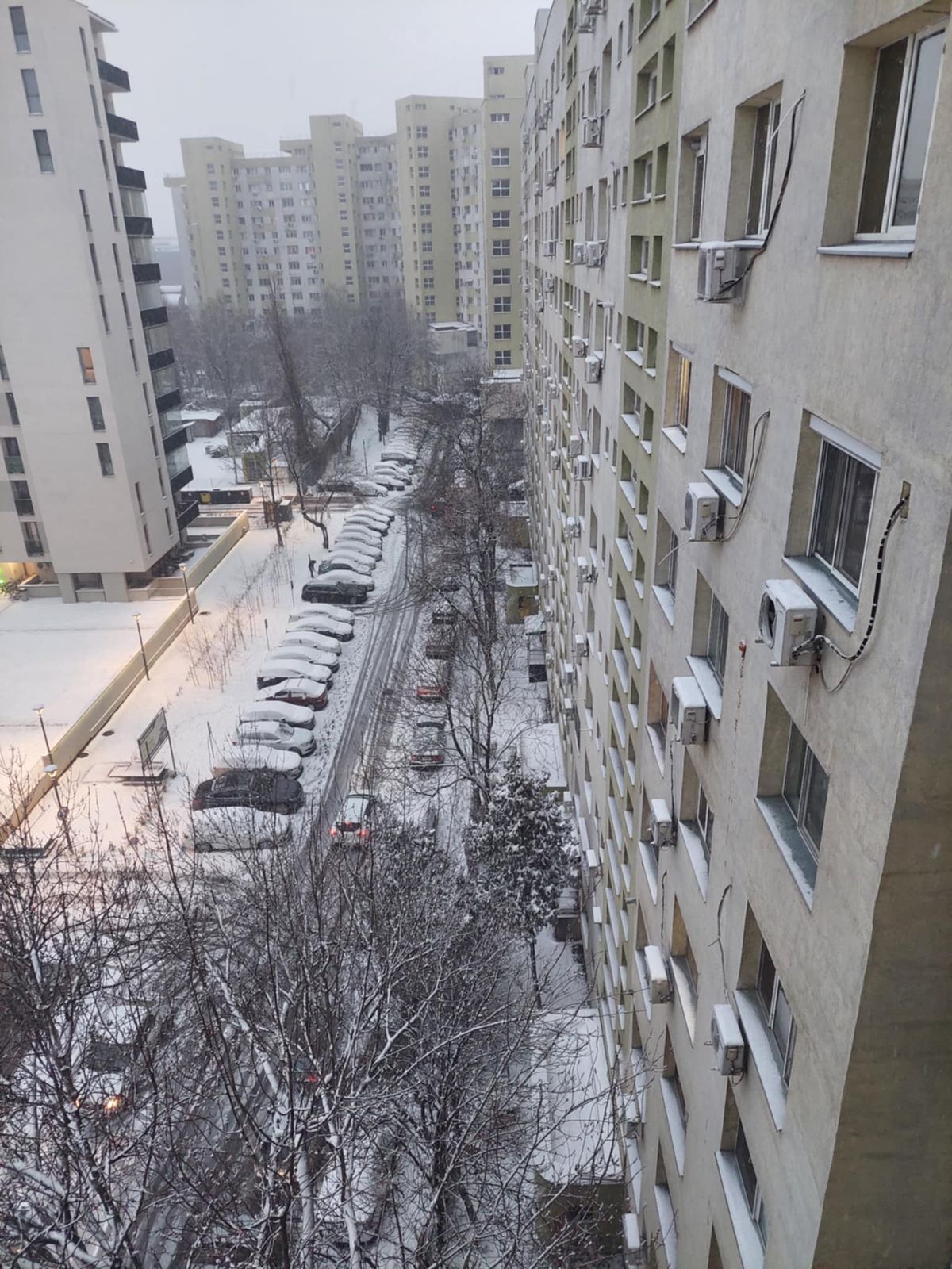 Zăpada a pus stăpânire pe București: va continua până miercuri