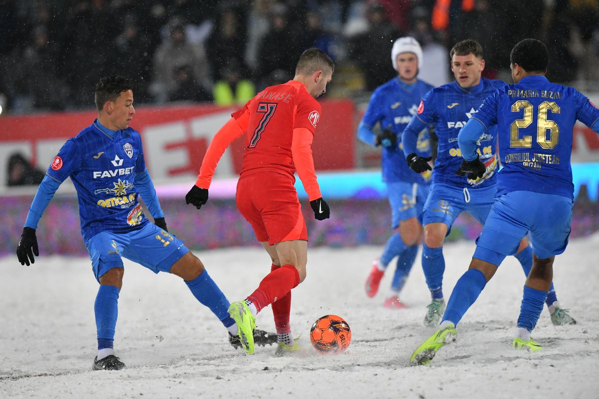 Gloria Buzău - FCSB, disputat pe ninsoare, foto: Cristi Preda / GSP // 16.02.2025