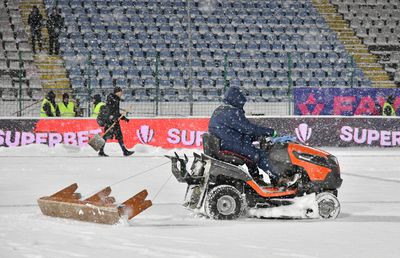 Imagini FABULOASE surprinse de GSP la Buzău! Cum vor să îndepărteze zăpada înainte de Gloria - FCSB: improvizație de râsu'‐plânsu'