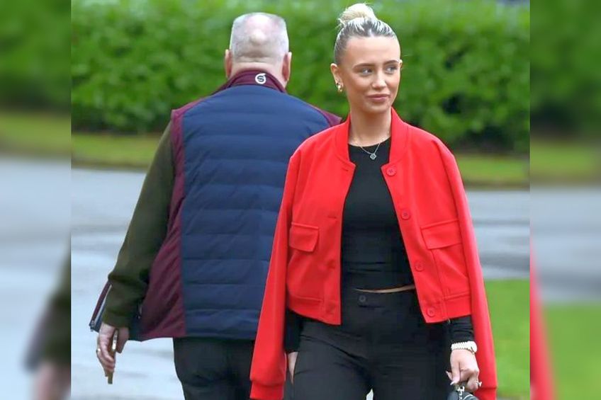 Rebecca Cooke, cu un inel pe deget, aparent de logodnă // foto: splash via The Sun